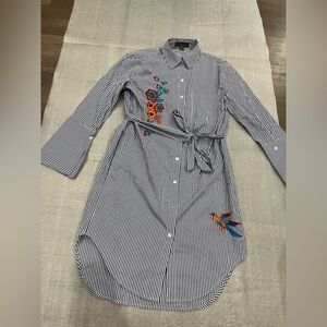 [XS/PTP:18”]Highline Collective Embroidered Floral Bird Blue Striped Shirt Dress
